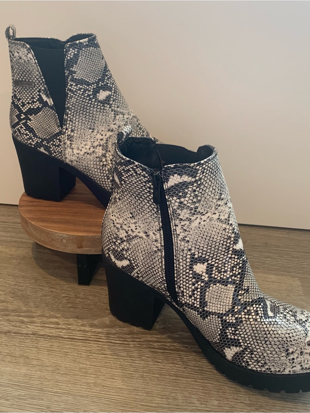 Sho Beautiful Snake-Print Chelsea Boot Block Heel - Black & White
SZ Women’s 9